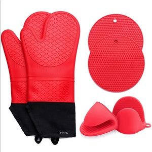 Pot holders and oven mitts set